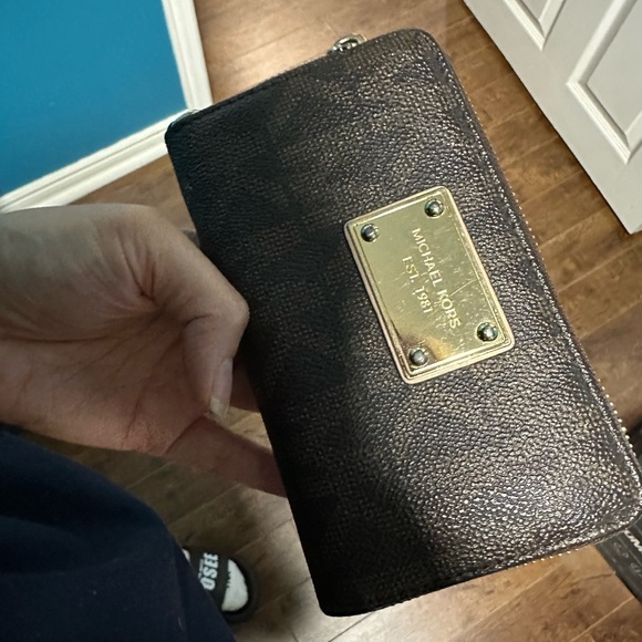 Michael Kors wallet - Picture 1 of 7